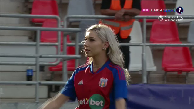 Bernadette Szocs a dat lovitura de start în CSA Steaua - 'U' Cluj! Prezentare de gală oferită de crainicul stadionului_7