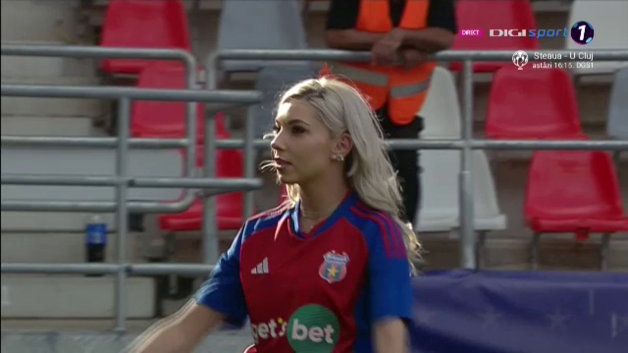 Bernadette Szocs a dat lovitura de start în CSA Steaua - 'U' Cluj! Prezentare de gală oferită de crainicul stadionului_7