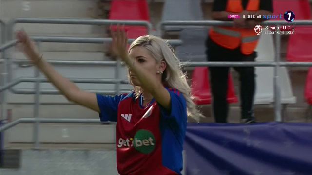 Bernadette Szocs a dat lovitura de start în CSA Steaua - 'U' Cluj! Prezentare de gală oferită de crainicul stadionului_8