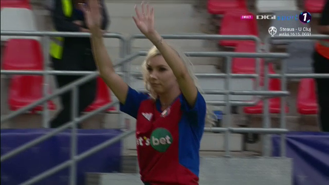 Bernadette Szocs a dat lovitura de start în CSA Steaua - 'U' Cluj! Prezentare de gală oferită de crainicul stadionului_9