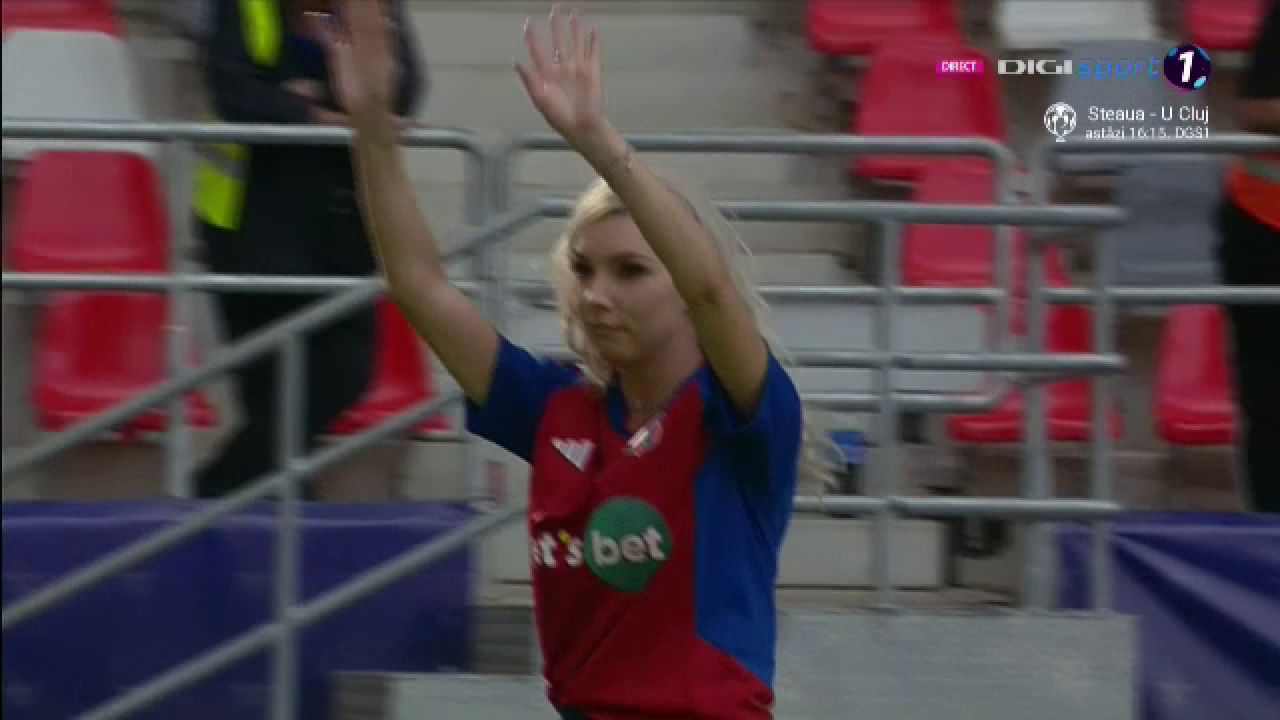 Bernadette Szocs a dat lovitura de start în CSA Steaua - 'U' Cluj! Prezentare de gală oferită de crainicul stadionului_9