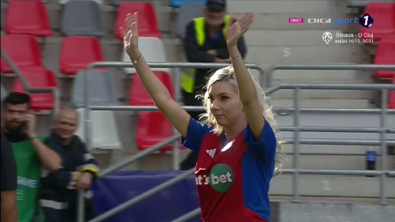 Bernadette Szocs a dat lovitura de start în CSA Steaua - 'U' Cluj! Prezentare de gală oferită de crainicul stadionului_10