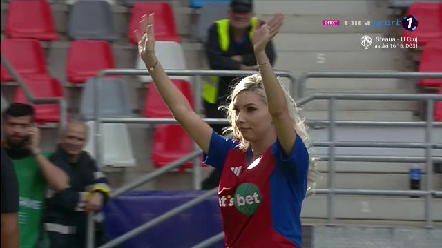 Bernadette Szocs a dat lovitura de start în CSA Steaua - 'U' Cluj! Prezentare de gală oferită de crainicul stadionului_10