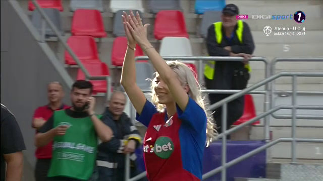 Bernadette Szocs a dat lovitura de start în CSA Steaua - 'U' Cluj! Prezentare de gală oferită de crainicul stadionului_11
