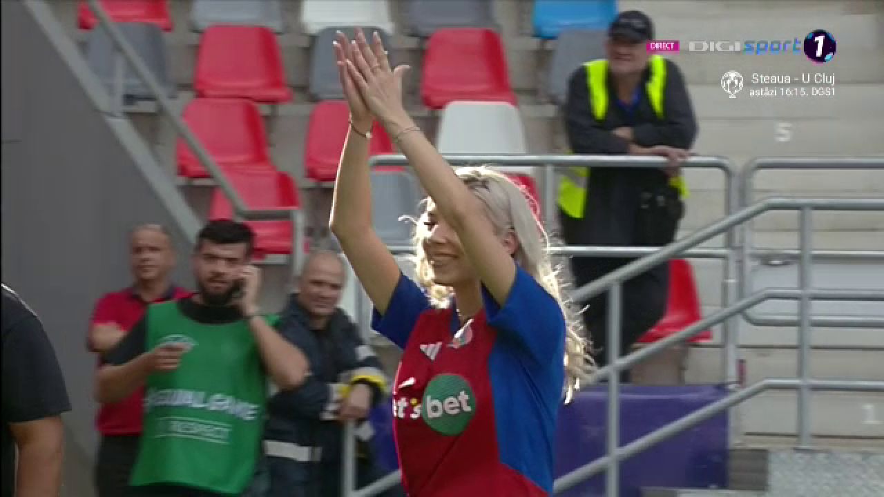 Bernadette Szocs a dat lovitura de start în CSA Steaua - 'U' Cluj! Prezentare de gală oferită de crainicul stadionului_11