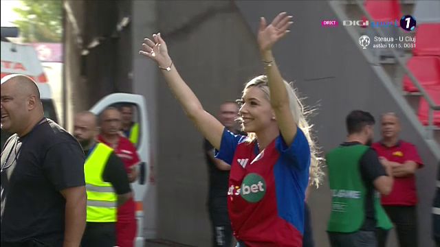 Bernadette Szocs a dat lovitura de start în CSA Steaua - 'U' Cluj! Prezentare de gală oferită de crainicul stadionului_13