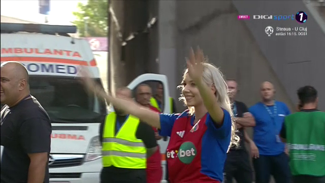 Bernadette Szocs a dat lovitura de start în CSA Steaua - 'U' Cluj! Prezentare de gală oferită de crainicul stadionului_14