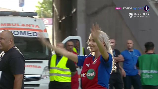 Bernadette Szocs a dat lovitura de start în CSA Steaua - 'U' Cluj! Prezentare de gală oferită de crainicul stadionului_14