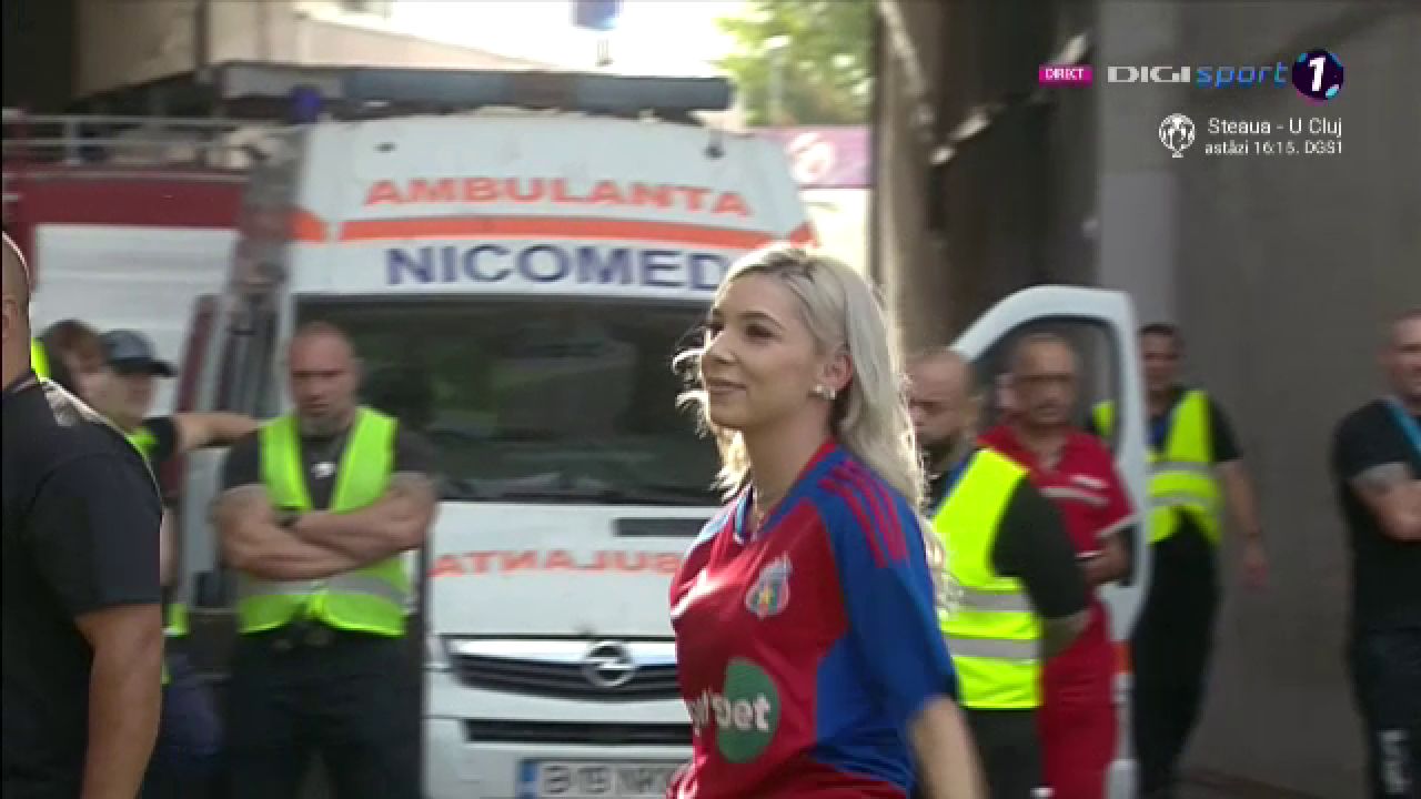 Bernadette Szocs a dat lovitura de start în CSA Steaua - 'U' Cluj! Prezentare de gală oferită de crainicul stadionului_15