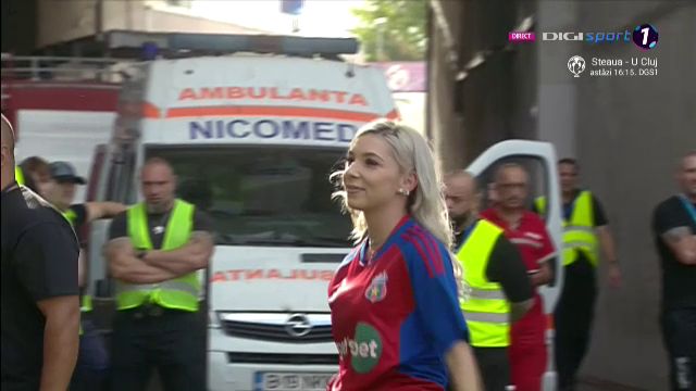 Bernadette Szocs a dat lovitura de start în CSA Steaua - 'U' Cluj! Prezentare de gală oferită de crainicul stadionului_15