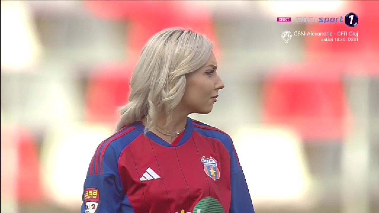 Bernadette Szocs a dat lovitura de start în CSA Steaua - 'U' Cluj! Prezentare de gală oferită de crainicul stadionului_16