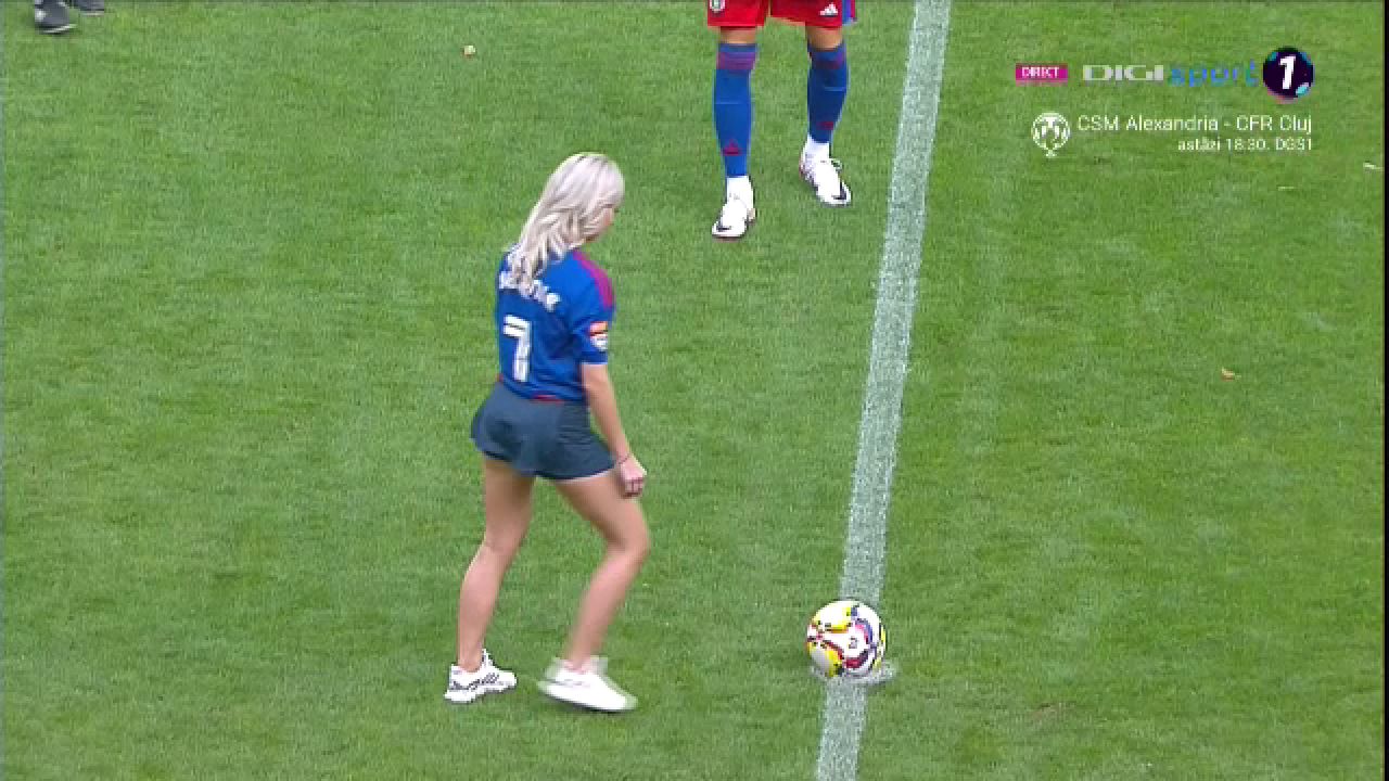 Bernadette Szocs a dat lovitura de start în CSA Steaua - 'U' Cluj! Prezentare de gală oferită de crainicul stadionului_17