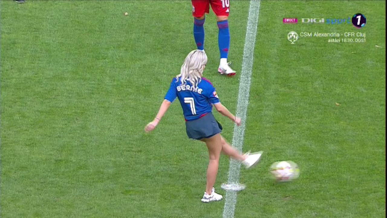 Bernadette Szocs a dat lovitura de start în CSA Steaua - 'U' Cluj! Prezentare de gală oferită de crainicul stadionului_18
