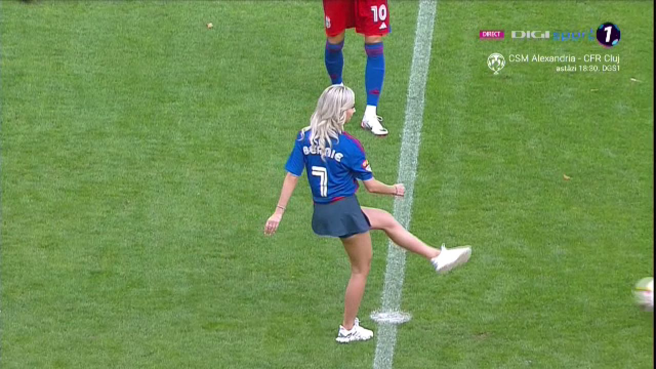 Bernadette Szocs a dat lovitura de start în CSA Steaua - 'U' Cluj! Prezentare de gală oferită de crainicul stadionului_19