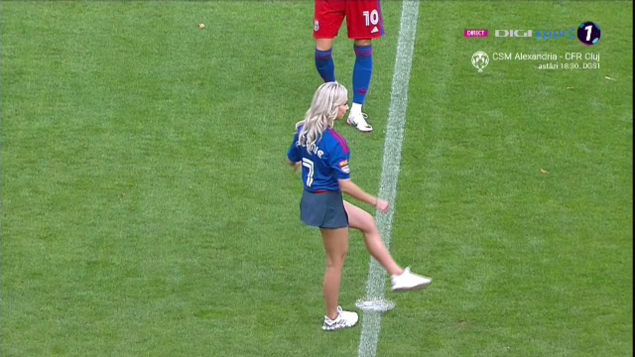 Bernadette Szocs a dat lovitura de start în CSA Steaua - 'U' Cluj! Prezentare de gală oferită de crainicul stadionului_20