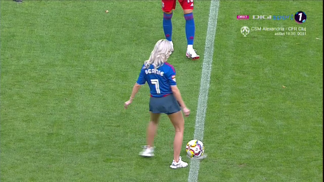Bernadette Szocs a dat lovitura de start în CSA Steaua - 'U' Cluj! Prezentare de gală oferită de crainicul stadionului_23
