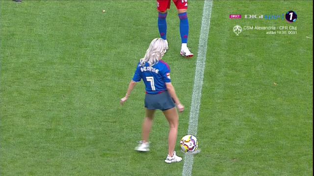 Bernadette Szocs a dat lovitura de start în CSA Steaua - 'U' Cluj! Prezentare de gală oferită de crainicul stadionului_23