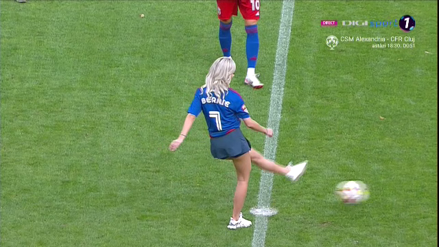 Bernadette Szocs a dat lovitura de start în CSA Steaua - 'U' Cluj! Prezentare de gală oferită de crainicul stadionului_24