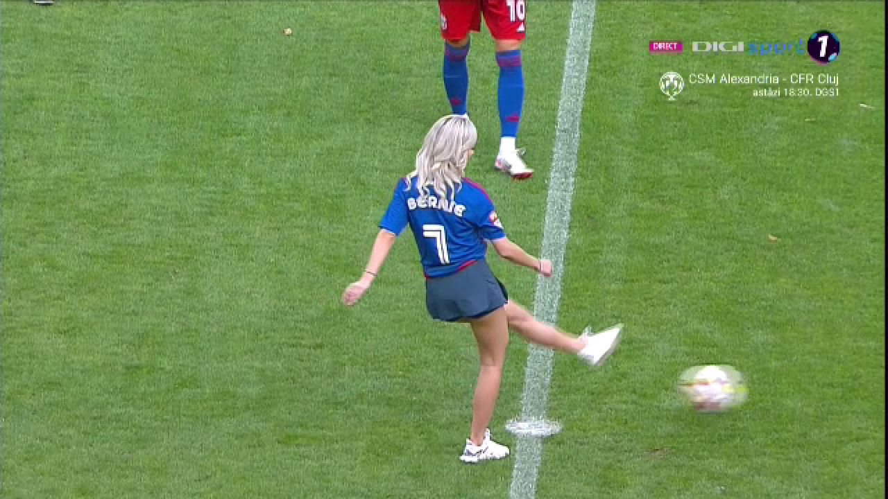 Bernadette Szocs a dat lovitura de start în CSA Steaua - 'U' Cluj! Prezentare de gală oferită de crainicul stadionului_24