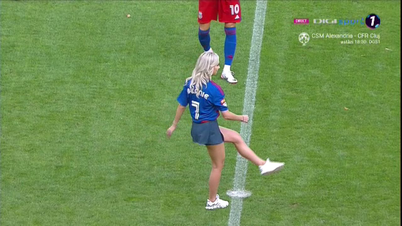 Bernadette Szocs a dat lovitura de start în CSA Steaua - 'U' Cluj! Prezentare de gală oferită de crainicul stadionului_25