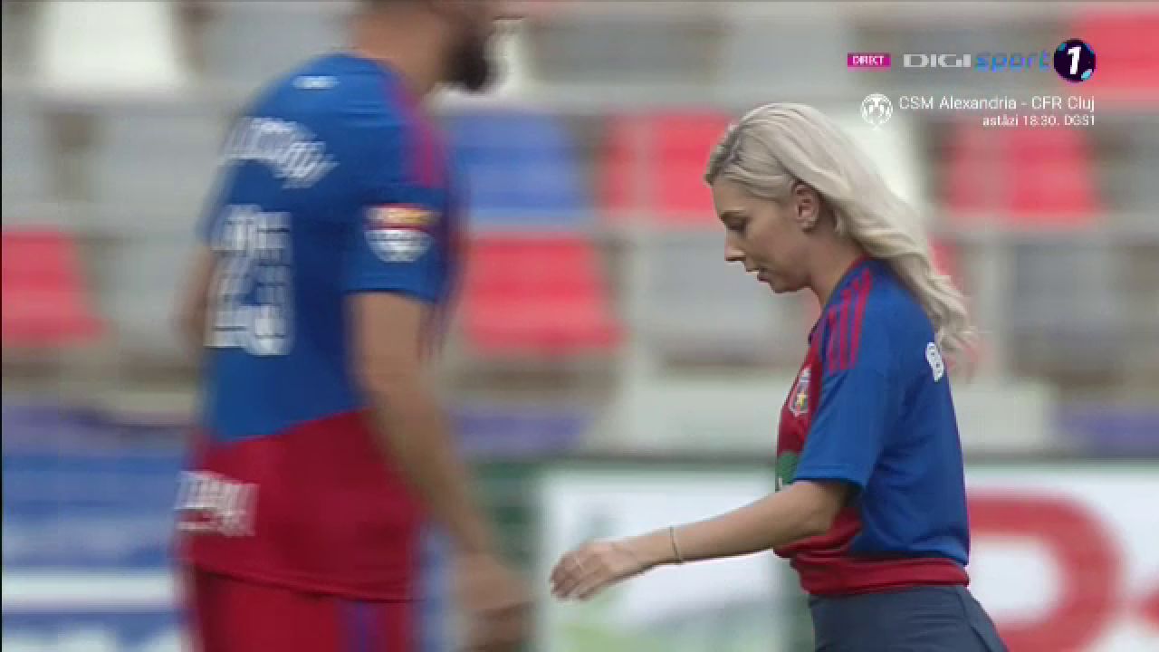 Bernadette Szocs a dat lovitura de start în CSA Steaua - 'U' Cluj! Prezentare de gală oferită de crainicul stadionului_33