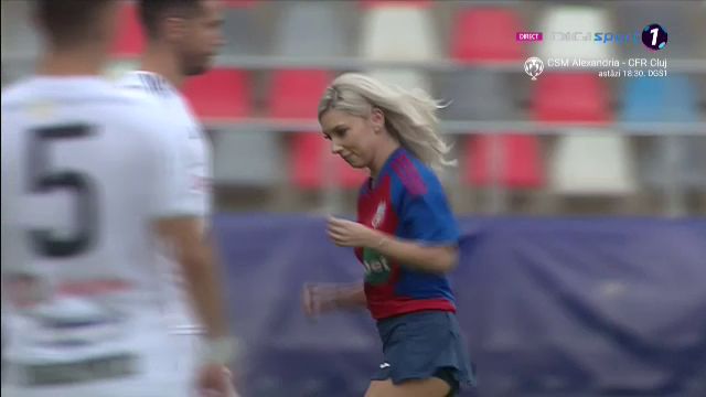 Bernadette Szocs a dat lovitura de start în CSA Steaua - 'U' Cluj! Prezentare de gală oferită de crainicul stadionului_39