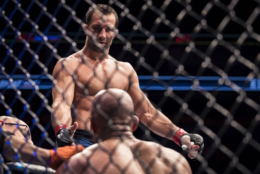 De la chip distrus de lovituri la podiumul de modă. Fostul campion UFC a devenit top model _3