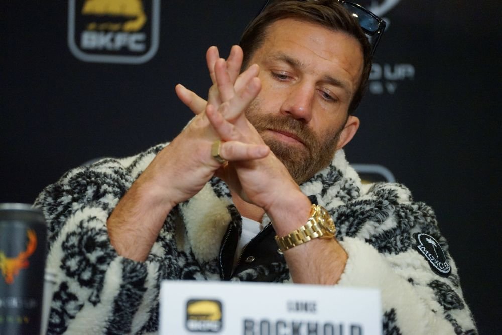 De la chip distrus de lovituri la podiumul de modă. Fostul campion UFC a devenit top model _5