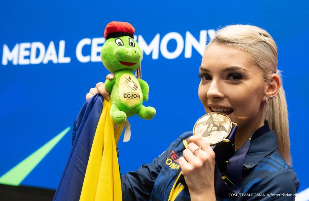Bernadette Szocs a dat lovitura de start în CSA Steaua - 'U' Cluj! Prezentare de gală oferită de crainicul stadionului_73