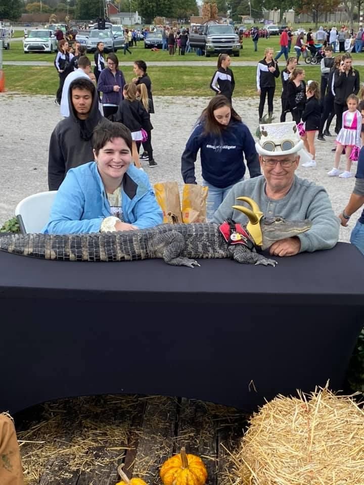 I-a fost interzis accesul pe stadion, după ce a venit cu un aligator în lesă!_2