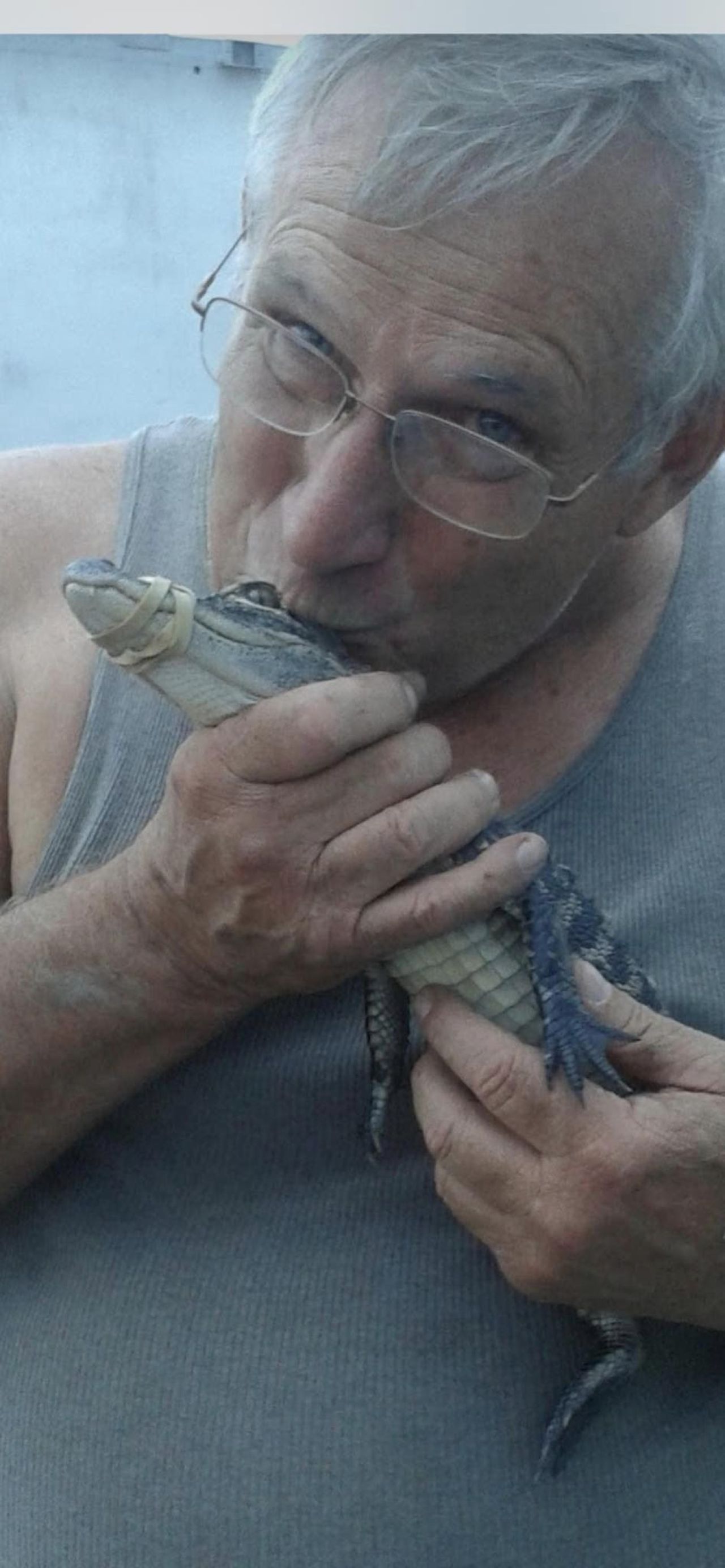 I-a fost interzis accesul pe stadion, după ce a venit cu un aligator în lesă!_4