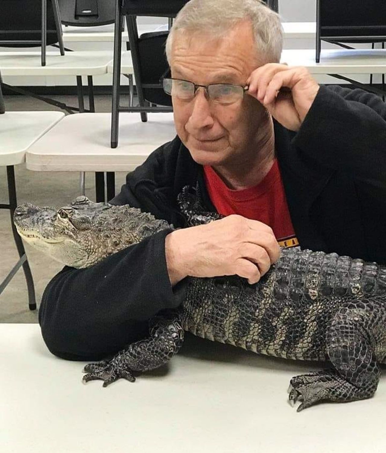 I-a fost interzis accesul pe stadion, după ce a venit cu un aligator în lesă!_5