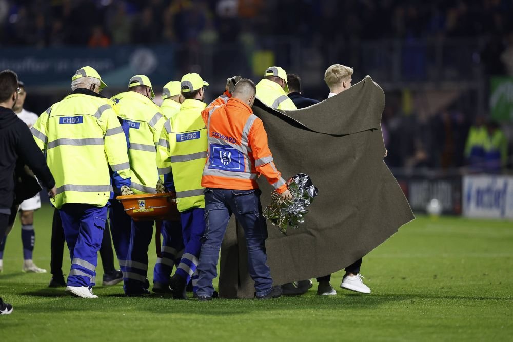 Meciul Waalwijk - Ajax, suspendat după o accidentare gravă a portarului! Momente dramatice în Eredivisie_2