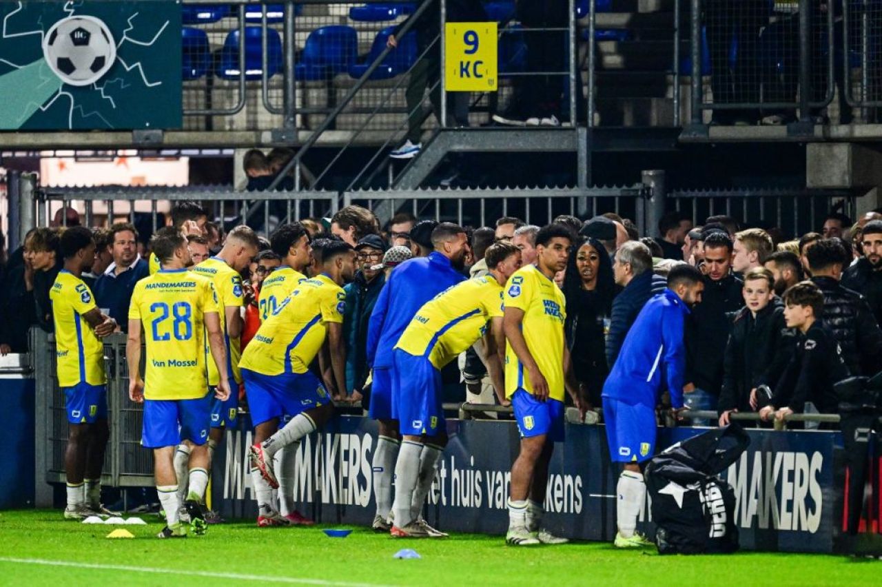 Meciul Waalwijk - Ajax, suspendat după o accidentare gravă a portarului! Momente dramatice în Eredivisie_8