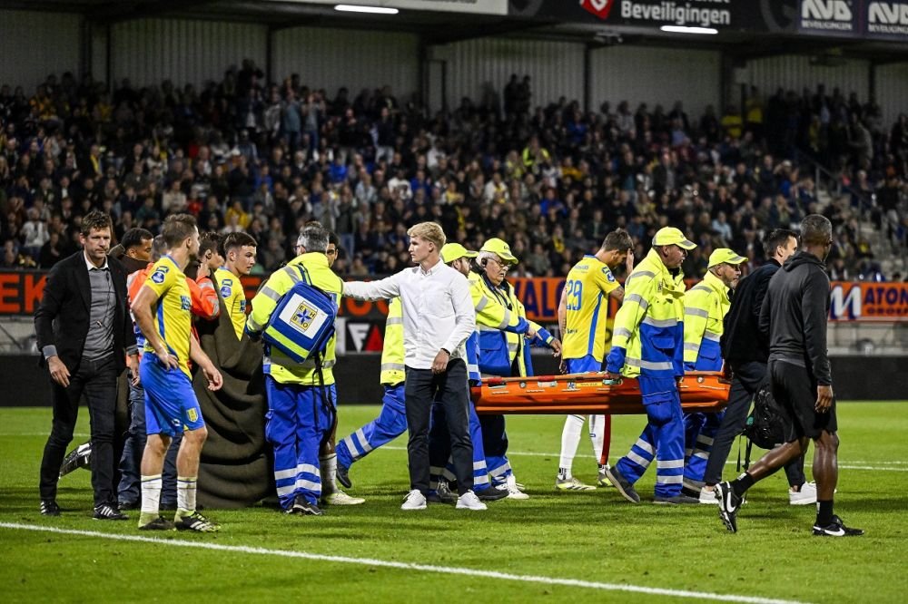 Ce se întâmplă cu Etienne Vaessen, portarul lui Waalwijk care a suferit o accidentare gravă contra lui Ajax_4