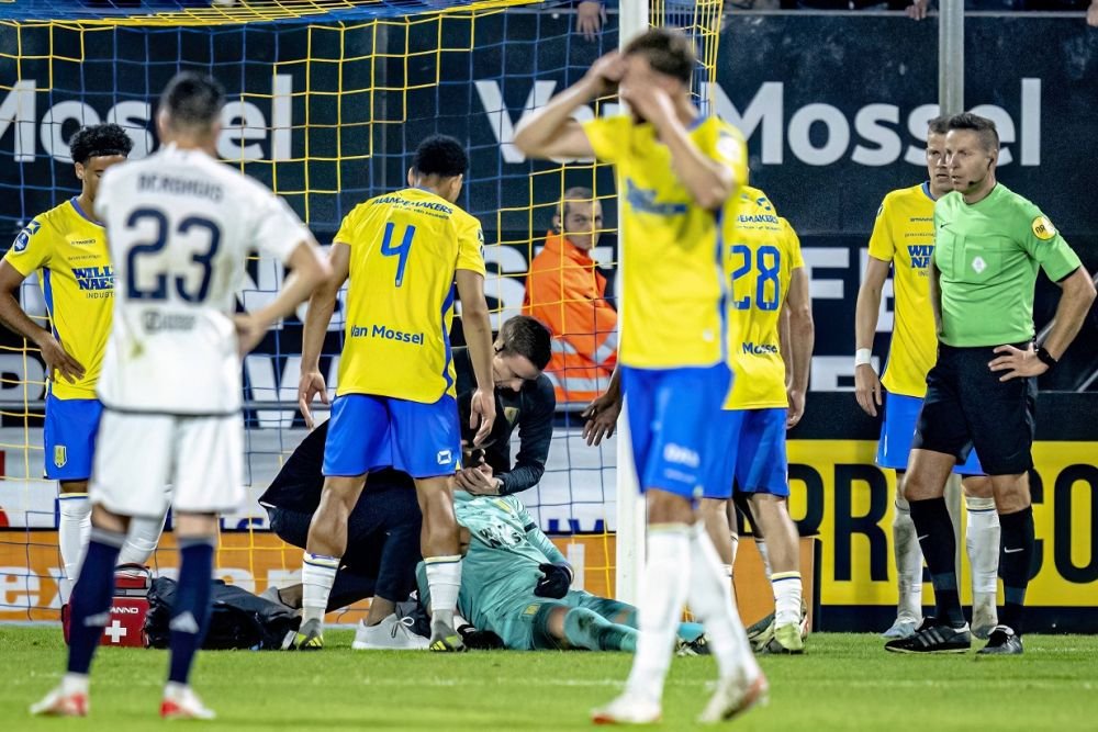 Ce se întâmplă cu Etienne Vaessen, portarul lui Waalwijk care a suferit o accidentare gravă contra lui Ajax_10