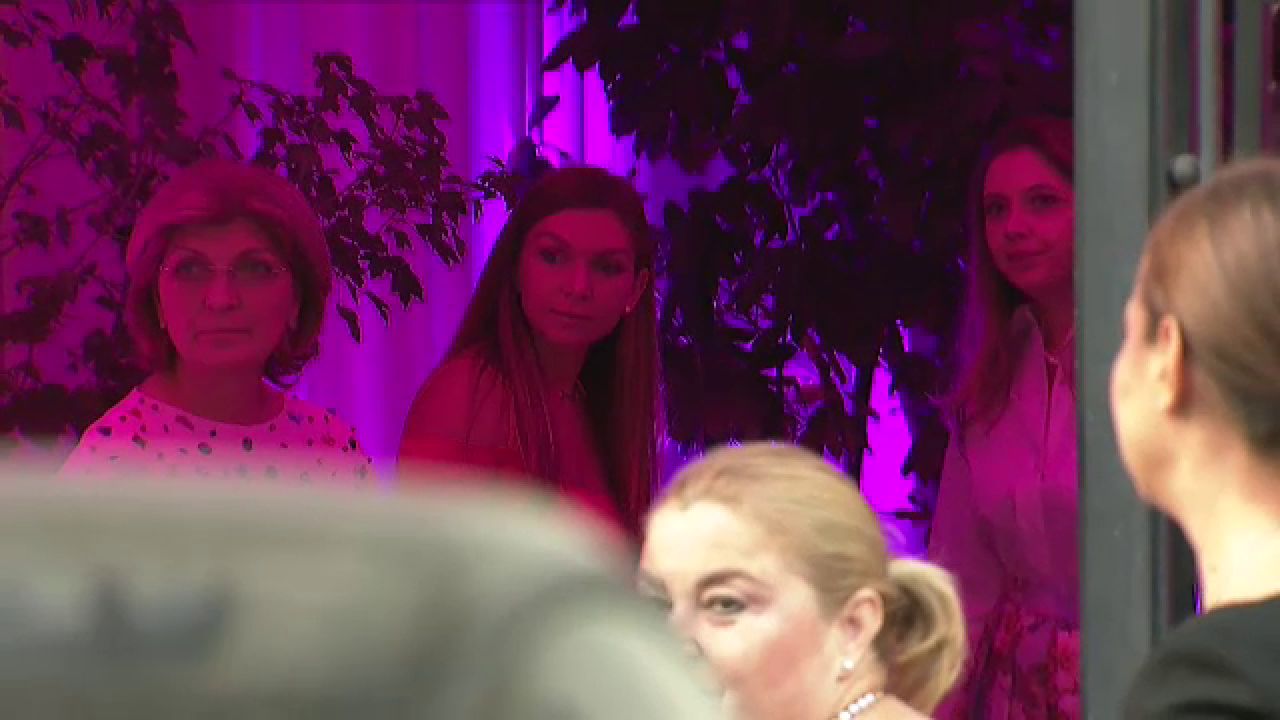 Simona Halep, apariție ravisantă la un eveniment caritabil. A venit însoțită de părinții săi_4