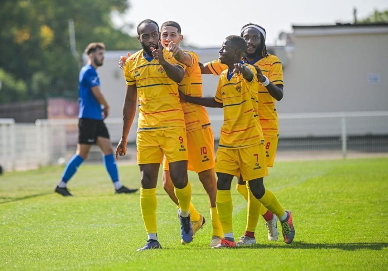 FC Internațional. Echipa românilor din Anglia a renunțat la strategia de a juca doar cu emigranți din țara noastră_15