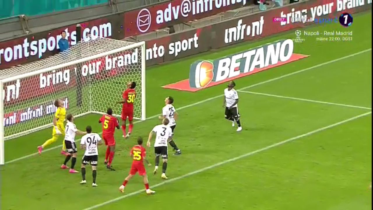 S-a lovit mingea de el! Primul assist pentru Ngezana la FCSB_3