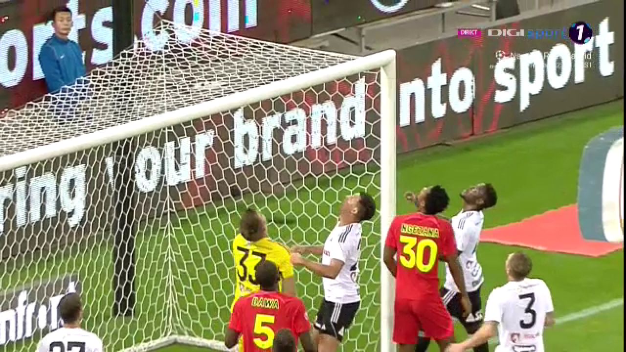 S-a lovit mingea de el! Primul assist pentru Ngezana la FCSB_6