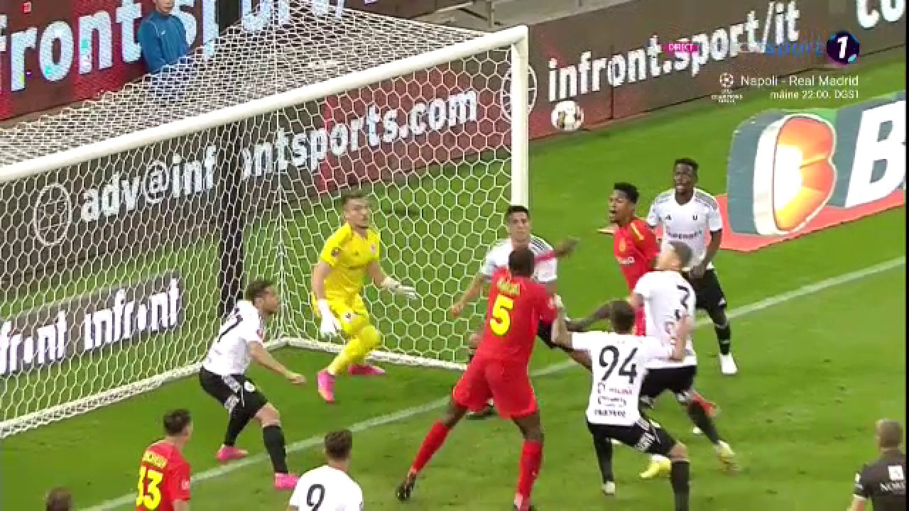 S-a lovit mingea de el! Primul assist pentru Ngezana la FCSB_8