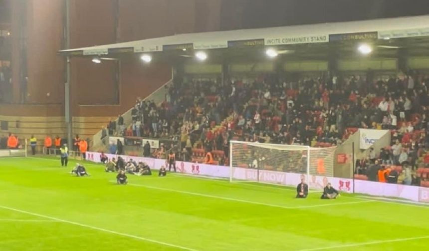 Meci &icirc;ntrerupt &icirc;n Anglia după ce suporterii s-au așezat pe teren pentru ca jocul să nu mai continue!