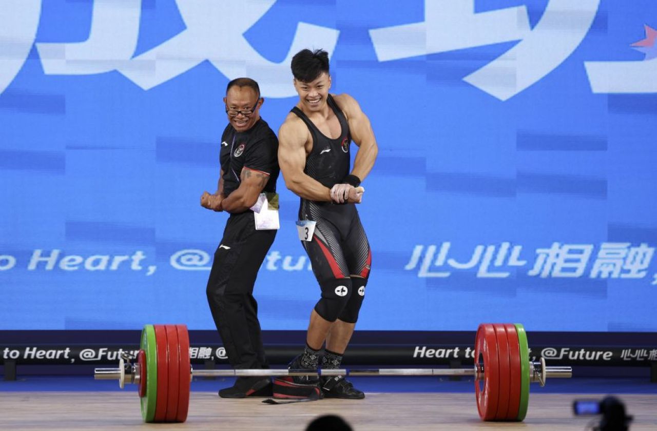 El e Hercule din haltere! Câte kilograme a ridicat un sportiv din Indonezia pentru a corecta recordul mondial_2
