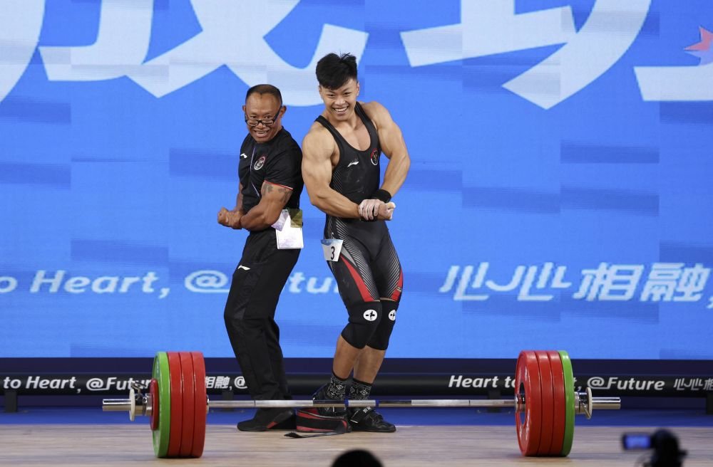 El e Hercule din haltere! Câte kilograme a ridicat un sportiv din Indonezia pentru a corecta recordul mondial_3