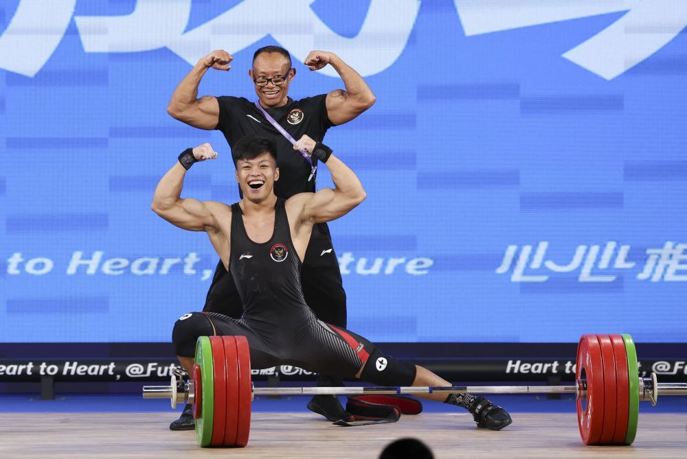 El e Hercule din haltere! Câte kilograme a ridicat un sportiv din Indonezia pentru a corecta recordul mondial_1