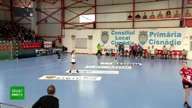 Spirite &icirc;ncinse la Cisnădie - V&acirc;lcea! Antrenorii au sărit la bătaie, iar jandarmii au folosit spray lacrimogen