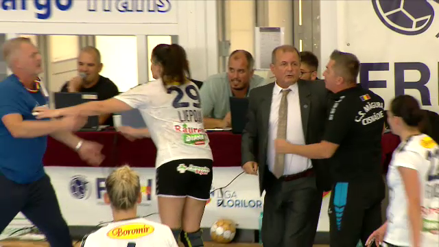 Spirite &icirc;ncinse la Cisnădie - V&acirc;lcea! Antrenorii au sărit la bătaie, iar jandarmii au folosit spray lacrimogen