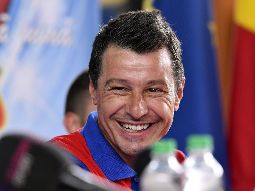 Situație jenantă pentru Iulian Miu! Fostul stelist, surprins c&acirc;nd &bdquo;căuta inspirație&rdquo; la examenul pentru carnetul de antrenor