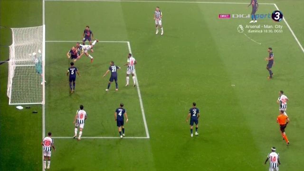 Istvan Kovacs, înconjurat de furioșii jucători ai lui PSG. Fază la limită în meciul cu Newcastle_2