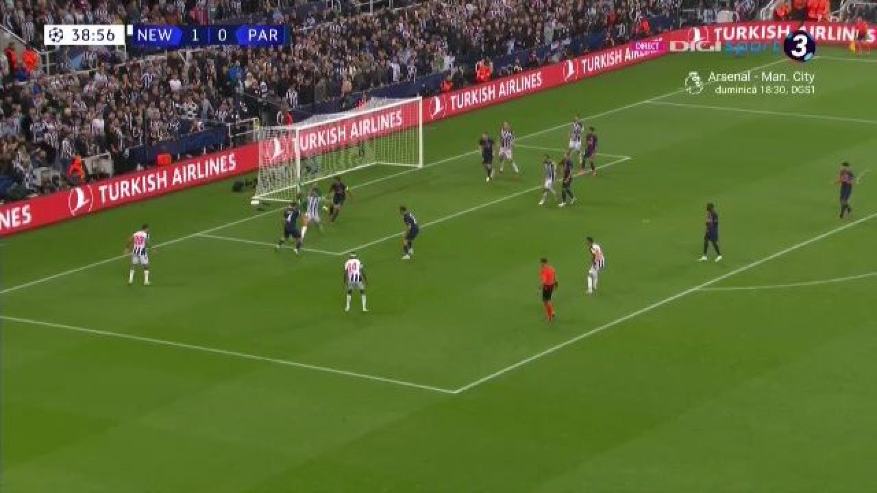 Istvan Kovacs, înconjurat de furioșii jucători ai lui PSG. Fază la limită în meciul cu Newcastle_3